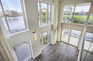 Met een bewoonbare oppervlakte van 180 m², een terras van 26 m² groot, zicht op het water vanuit elke kamer én een lift, heeft dit appartement alle troeven in handen om uw droomwoning te worden. Dit yachthouse is gelegen in residentie Bord'eau op het Schelde eiland in Oudenaarde. INDELING: Gelijksvloers: inkomhal met gastentoilet - leefruimte met mezzanine - keuken - berging met toegang tot het terras - slaapkamer 1 - badkamer met inloopdouche, toilet, en dubbele lavabo - lift 1e verdieping: nachthal - slaapkamer 2 - dressing /wasruimte - badkamer met ligbad, inloopdouche, en lavabo - slaapkamer 3 - lift KENMERKEN: - Personenlift - Terras met aanlegsteiger - Kelderberging - Garagebox voor 2 wagens (apart aan te kopen)