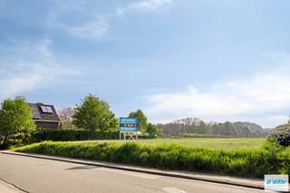 Prachtig perceel bouwgrond van 8 are 10 ca bestemd voor een open bebouwing samen met bijhorend een groot achterliggend perceel landbouwgrond...