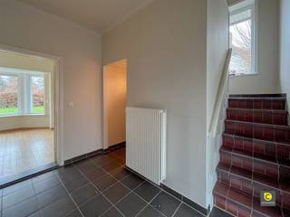 Maison rénovée avec goût, avec grand jardin et 2 chambres. Au rez-de-chaussée, la maison comprend un hall d'entrée avec toilettes et lavabo, un...