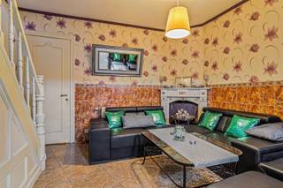 Welkom in deze charmante woning in het hart van Ronse! Deze gezellige woonst is de perfecte mix van comfort en functionaliteit, ideaal voor wie op zoek is naar een knusse thuishaven.Bij het betreden van de woning wordt u verwelkomd door een sfeervolle leefruimte, rijk aan karakter en warme details. De lichte en ruime keuken is volledig uitgerust en biedt voldoende ruimte voor een knusse eethoek. De ramen zorgen voor veel natuurlijk licht, waardoor koken een waar plezier wordt. Verder beschikt de woning over twee comfortabele slaapkamers, waarbij de houten afwerking een warme en rustgevende sfeer creëert. De badkamer is uitgerust met alle noodzakelijke faciliteiten voor uw dagelijks comfort. De stadstuin biedt een oase van rust. Perfect voor gezellige barbecues of om gewoon te ontspannen en te genieten van de buitenlucht. Deze woning heeft geen garage, maar biedt voldoende parkeermogelijkheden voor de woning. Via een dienstweg is het mogelijk om via de tuin de woning te bereiken. Dankzij de centrale ligging zijn winkels, scholen en openbaar vervoer eenvoudig bereikbaar.Mis deze kans niet om uw starters woning in Ronse te bemachtigen. Aarzel niet om contact met ons op te nemen voor een bezoek aan de woning!