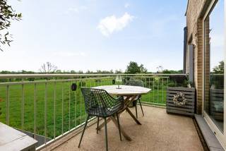 Zeer rustig gelegen appartement op wandelafstand van het recreatiedomein De Schorre!  Dit eigendom ligt in een landelijke omgeving, met uitzicht op de weilanden, in een straat zonder doorgaand verkeer.  Verder bevindt dit appartement zich in de onmiddellijke omgeving van enkele scholen, de Aldi en het openbaar vervoer.  De oprit van de A12 Antwerpen-Brussel ligt op slechts 5 min. rijden, ideale ligging voor woon-werkverkeer en gezin met kinderen. <br /><br />Dit appartement ligt op de 2eV, in een gebouw zonder lift, bestaande uit 12 appartementen.  Het bouwjaar is 2008. Dit pand werd steeds zeer goed onderhouden en is volledig instapklaar! Het EPC attest heeft een zeer goed label, nl. B.   De gemeenschappelijke kosten bedragen €71/maand.   De indeling is als volgende:  een woonkamer, een ingerichte keuken, een hall, 2 slaapkamers, een apart toilet, een ingerichte badkamer en een berging. Er is een gemeenschappelijke fietsenberging. Mogelijkheid tot aankoop van de privatieve garagebox (richtprijs €25.000,-).  Verder is een privatief terras en een gemeenschappelijke tuin aan het gebouw aanwezig.<br /><br />Heeft u interesse?  Contacteer ons via 03 459 99 99 of info@leximmo.be voor een bezichtiging ter plaatse!