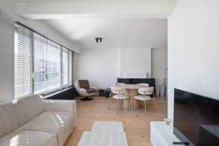 In een kleinschalig gebouw, vlak bij het prachtige Rivierenhof en in een rustige straat, vind je dit tijdloos gerenoveerde appartement op de eerste verdieping. Het appartement werd in 2021 volledig gerenoveerd, met oog voor detail en behoud van authentieke elementen. Dankzij het kleinschalige karakter van het gebouw geniet je bovendien van bijzonder lage gemeenschappelijke kosten.<br /><br />Bij het binnenkomen kom je in de inkomhal, met een apart gastentoilet en toegang tot de stijlvolle badkamer. Verder kom je in de ruime en lichtrijke leefruimte, waar de charmante open haard zorgt voor extra karakter. Aansluitend vind je de open keuken met kookeiland, volledig afgewerkt in beton ciré. De keuken is uitgerust met een vaatwasser, inductiekookplaat met geïntegreerde dampkap, oven en koelkast met vriesvak. De open indeling biedt voldoende ruimte voor een gezellige eetruimte en een aparte zithoek.<br /><br />Het appartement beschikt over twee slaapkamers: een ruime hoofdslaapkamer voorzien van elektrische rolluiken en een tweede eenpersoonskamer. Via deze laatste heb je rechtstreeks toegang tot het ruime terras, waar je alle plaats hebt voor een gezellige loungehoek of eettafel.<br /><br />Extra troef voor investeerders: het appartement is momenteel verhuurd voor € 1.050 per maand en biedt dus onmiddellijk huurinkomsten.<br /><br />Bijzonderheden:<br />- EPC B<br />- Volledig gerenoveerd in 2021<br />- Elektriciteit conform<br />- 2 aparte kelder ruimtes<br />- Groot terras<br /><br />Wg, Vg, Gvkr, Gvv, Gmo, geen overstromingsgevoelig gebied