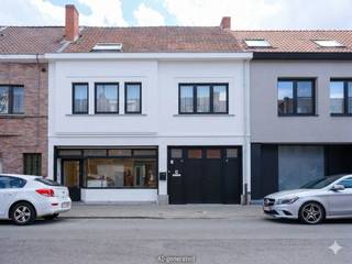 In Wondelgem vind je dit unieke handelshuis te koop. Het pand diende sinds 1954 als slagerij en combineert een handelsruimte met woonst.Dit perceel...