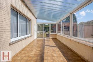 <p><strong>Te renoveren woning met veel mogelijkheden in het landelijke Poederlee.</strong><br /><br />De woning heeft volgende indeling: Op het gelijkvloers bevindt zich een inkomhal, ruime leefruimte, keuken (met kelder), tweede leefruimte die eventueel in te richten is als leefkeuken en een badkamer die recent vernieuwd werd. Grenzen aan de woning bevindt zich een grote veranda die bij renovatie aan de woonruimte kan toegevoegd worden. Op de eerste verdieping bevinden zich de drie slaapkamers, een kleine bergruimte en de toegang tot de zolder.</p>
<p>De woning is structureel zeer goed in orde, maar dient gerenoveerd te worden om aan de moderne eisen en de renovatieplicht te voldoen.<br />Het mooie perceel van 920m² garandeert voldoende rust en privacy en beschikt over een ruime bakstenen garage met werkhuis.<br /><br />Het pand is gelegen op een mooie locatie, vlak bij het centrum van Poederlee. Ideaal voor mensen die op zoek zijn naar een landelijke gemeente, maar met een vlotte verbinding naar alle invalswegen en omliggende steden en gemeenten.<br /><br />Troeven van de woning:<br />- Duidelijk basis om de renovatie aan te vatten;<br />- Uitbreidingsmogelijkheden;<br />- Ruim perceel;<br />- Vlakbij het centrum en een goede verbinding met omliggende gemeenten;<br /><br />Voor meer informatie of een afspraak ter plaatse kan u steeds contact opnemen met philippe@hemeldonckvastgoed.be of 014/89.66.26.</p>
