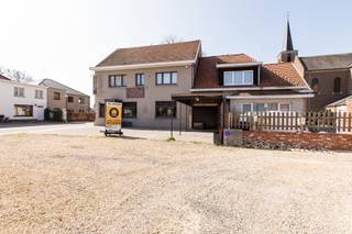 Taverne met groot buitenterras en woongelegenheid nabij het fiets knooppunten net en op de as Kasterlee - Geel.<br /><br />Indeling gelijkvloers: via het grote buitenterras komen we in de gebruiksklare taverne met toog. Links achteraan bevindt zich het sanitaire gedeelte met de nodige voorzieningen in aparte ruimtes voor dames en heren. Van achter de toog komen we in de keuken. Verder rechts, de opslagkamer met de nodige voorzieningen voor wasmachine, droogkast en de inpandige garage. Aan de linkerzijde van de keuken is de trap naar de bruikbare kelder en de ingang naar het woongedeelte.<br /><br />De eerste verdieping bestaat uit een grote vide met toegang tot zithoek en eetplaats van ca. 40 m². De master bedroom van ca. 16 m², (vide, leefkamer en master bedroom zijn ingelegd met eikenhouten parket) en de grote badkamer met douchecabine, toilet, lavabo en het hoekbad. De trap naar de 2de verdieping brengt ons naar 2 grote polyvalente kamers. Verder beschikt dit gebouw over een bergplaats en een binnenkoer met fietsstalling.<br /><br />Extra info: Aparte bergplaats I binnenkoer met fietsstalling I EPC label D I infoplicht: Vg, Wg, Gvv, Gvkr, Gmo I watertoets: P-score A I G-score A.