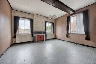 Deze eigendom is gelegen in het centrum van Lauw, een landelijke gemeente van Tongeren.<br /><br />Via de poort kom je binnen op de binnenkoer met toegang tot de woning en stallen. De grote poort achteraan geeft doorgang tot enkele stallen en de grote opslagruimte.<br /><br />Indeling woning: <br />x centrale inkomhal met trap naar de verdieping; <br />x vooraan de zitkamer. De schouw kan gebruikt worden voor een kachel of pellet; <br />x aparte eetkamer met doorgang keuken en toegang tot de ruime gewelfde kelder; <br />x ingerichte keuken met buitendeur; <br />x naastgelegen badkamer met ligbad, douche, lavabomeubel en toilet.<br />x de kelder is koel en ruim, hier bevindt zich ook de CV-installatie.<br /><br />Op de verdieping: <br />x 2 ruime slaapkamers; <br />x tussenkamer, ideaal als bureel of dressing; <br />x vaste trap naar de zolderruimte. Deze is niet ingericht en biedt ruimte voor extra kamers.<br /><br />Rondom de binnenkoer enkele kleine stallen.<br />Via de grote poort zijn er nog enkele stallen en opbergruimte, en achteraan een grote opslagruimte gebouwd in 2011 met een breedte van 13m50 en een diepte van 20m.<br /><br />INTERESSE? Maak telefonisch een afspraak voor bezichtiging op het nummer 012 23 00 23 of mail uw vragen aan roland@immo-leroi.be.