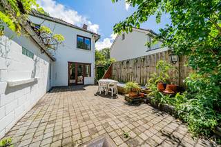 In het hart van het dorp Dion-le-Val biedt deze driegevelwoning een rustige woonomgeving, direct grenzend aan de velden, en toch ideaal gelegen nabij alle voorzieningen.<br /><br />De gelijkvloerse verdieping omvat een woonkamer met rechtstreekse toegang tot het terras en de prachtige landelijke tuin, die uitgeeft op de velden achteraan het perceel. De keuken, bereikbaar vanuit de woonkamer, vormt een aangename aanvulling op deze leefruimte.<br /><br />Op de verdieping bevinden zich twee slaapkamers en een badkamer, die samen een comfortabele en goed ingedeelde nachtzone vormen. De inrichtbare zolder biedt het potentieel voor een derde slaapkamer naar behoefte.<br /><br />Twee buitenparkeerplaatsen vervolledigen het geheel. Centrale verwarming op gas. EPC D.<br /><br />Een lichtrijke en ruime gezinswoning, in een groene en rustige omgeving, zeker een bezoek waard.