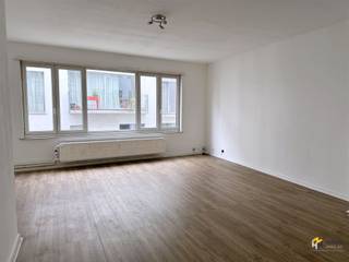 Ruim en centraal gelegen appartement in Hartje Antwerpen. Indeling:Inkomhal 5m² met doorgang naar ruime living op nieuwe laminaat van 32m²,keuken van...