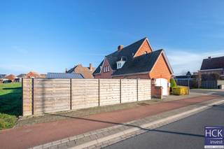 De liggingDeze knappe hoekwoning is gunstig gelegen, rustig doch vlakbij het centrum van Waregem dewelke voorzien is van allerhande winkels,...