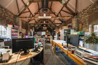 Welkom in deze charmante, gerestaureerde vierkantshoeve gelegen op een prachtig domein van maar liefst 2,7 hectare, waar luxueus wonen en werken...