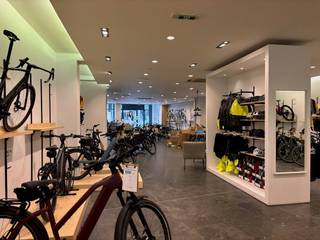 Opbrengsteigendom te koop bestaande uit een verhuurd handelspand van ca. 350m² met kelder gelegen in de Ooststraat te Roeselare, in de nabijheid...