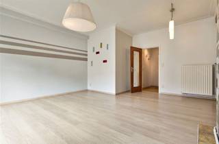 <p><span>Aantrekkelijk appartement centrum Antwerpen </span></p><p><span> </span></p><p><span>Een prachtig appartement gelegen in het hart van Antwerpen, op wandelafstand van het Zuid. Dit appartement biedt alle comfort en luxe die je nodig hebt voor een aangenaam verblijf in de stad.</span></p><p><span> </span></p><p><span>Indeling:</span></p><p><span>·Inkomhal: Ruime hal die toegang biedt tot de verschillende vertrekken.</span></p><p><span>·Badkamer: Voorzien van een douche, lavabo en toilet.</span></p><p><span>·Keuken: Volledig ingerichte keuken met alle benodigde apparatuur en een klein balkon voor frisse lucht en ontspanning.</span></p><p><span>·Slaapkamer: Ruime slaapkamer </span></p><p><span> </span></p><p><span>Extra Informatie</span></p><p><span>·Nutsvoorzieningen: PK: €50 per maand voor provisie water, onderhoud en verbruik gemene delen </span></p><p><span>Gas, elektriciteit individueel te betalen.</span></p><p><span>·Bereikbaarheid: Vlotte verbinding naar in- en uitvalswegen rondom Antwerpen.</span></p><p><span> </span></p><p><span>Dit appartement biedt een perfecte mix van comfort en gemak, ideaal voor iedereen die in het bruisende centrum van Antwerpen wil wonen.</span></p><p><span> </span></p>