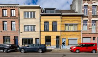 <p>Welkom in de Uitbreidingstraat, midden in het gezellige Oud-Berchem met het groen verrassend dichtbij.<br />Achter de charmante gevel wacht een woning waar oud en nieuw elkaar duidelijk goed gevonden hebben.<br />We beginnen in de inkomhal. De originele deuren, sierlijsten en speelse tegelvloer zetten meteen de toon. Achteraan de hal ligt er een handig eerste toilet.<br />Links loopt de leefruimte bijna over de volledige diepte van de woning. Hoge plafonds, parket, veel licht en mooie authentieke details zorgen voor dat typische herenhuisgevoel.</p>
<p>En dan komen we achteraan in de royale leefkeuken die zonder twijfel een van onze favoriete plekken is. Strak en volledig uitgerust. En die plafondhoogte? Die doet de rest.<br />Een grote tafel, familie en vrienden errond, iets lekkers op het vuur… dit is zo'n keuken waar het leven vanzelf blijft plakken.<br />Via de dubbele ramen stap je de stadskoer van 18 m² op. Omringd door bakstenen muren en groen voelt het hier heerlijk beschut. Ontbijt buiten, barbecue aan, glaasje erbij. Meer moet een stadstuin soms niet zijn.</p>
<p>Terug naar binnen en een halve verdieping hoger.<br />Daar wacht een badkamer die gerust wat aandacht mag opeisen. Een vrijstaand ligbad, grote inloopdouche en dubbele lavabo, met zicht op het groen. Ernaast bevindt zich nog een apart gastentoilet.</p>
<p>Op de eerste verdieping liggen twee mooie kamers. Slaapkamers, kinderkamers, bureau… ze laten zich gemakkelijk aanpassen aan wie hier straks woont.<br />En dan helemaal naar boven.<br />Daar heeft de master bedroom zich verstopt onder het dak.<br />En die is royaal. Met veel licht en meer dan genoeg ruimte voor een dressing, een bureau of allebei. Niemand heeft ooit gezegd dat je moet kiezen.</p>
<p>Ook technisch werd de woning grondig aangepakt. Een nieuw dak, nieuwe leidingen, dubbele beglazing, condensatieketel, conforme elektriciteit, een asbestvrij attest en EPC B. <br />En alsof dat nog niet voldoende praktische punten zijn, is er ook nog een kelder.</p>
<p>En dan is er Oud-Berchem zelf, een buurt waar stad en groen verrassend goed samengaan. Vanuit de woning kijk je uit richting Wolvenberg, terwijl ook het Villegaspark vlakbij ligt.<br />Verder zijn hier tal van leuke adresjes in de buurt en blijft de stad binnen handbereik. Je woont hier stedelijk, maar zonder dat typische gevoel dat je midden in de drukte zit.</p>
<p>Troeven: <br />- charmante gerenoveerde woning <br />– Oud-Berchem, vlakbij Wolvenberg en Villegaspark<br />– royale leefkeuken <br />– stadskoer<br />– mooie badkamer <br />– authentieke elementen <br />– hoge plafonds <br />– parket <br />– kelder <br />– nieuw dak & leidingen <br />– EPC B, AREI conform & asbestvrij</p>