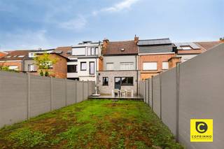 <p><span>Gezellige rijwoning met vernieuwd gelijkvloers, tuin en uitbreidingsmogelijkheden</span></p><p><span> </span></p><p><span>In een rustige en aangename straat, centraal gelegen tussen de dorpskernen van </span><span>Boom en Reet</span><span>, vinden we deze gezellige rijwoning met verrassend veel potentieel. De woning combineert een </span><span>degelijk bestaande structuur</span><span> met een volledig vernieuwd gelijkvloers, een leuke tuin met terras en een praktische uitgang naar de achterliggende servitudeweg.</span></p><p><span>Ook qua ligging zit u hier goed: dagelijkse winkels, openbaar vervoer en belangrijke verbindingswegen bevinden zich in de nabije omgeving.</span></p><p><span> </span></p><p><span>Vernieuwd gelijkvloers met open leefruimte</span></p><p><span>De oorspronkelijke woning dateert uit </span><span>1952</span><span> en beschikt over een solide structuur. In 2014 werd het volledige gelijkvloers grondig aangepakt onder begeleiding van een architect. Daarbij werd onder meer een ruime achterbouw gerealiseerd, waardoor een aangename, open leefruimte en een volledig ingerichte keuken ontstonden.</span></p><p><span>Via de inkomhal, voorzien van een handige afgesloten vestiaireberging en gastentoilet, komen we in de lichtrijke leefruimte. De gezellige </span><span>gashaard</span><span> zorgt hier voor extra sfeer. Aansluitend bevindt zich de volledig ingerichte open keuken met composieten werkblad en een uitgebreid assortiment aan toestellen: een 6-pits gaskookplaat, dampkap, hetelucht/stoomoven en een hetelucht/microgolfoven met warmhoudlade.</span></p><p><span>Daarnaast is er een praktische tweede berging met aansluitingen voor wasmachine en droogkast.</span></p><p><span>Vanuit de keuken is er rechtstreeks toegang tot de tuin. Hier geniet u van een aangelegd terras, een gemetselde tuinberging en een bijzonder handige achteruitgang naar de servitudeweg. De tuinberging leent zich uitstekend als fietsenstalling of bergruimte. Bovendien is er reeds materiaal aanwezig om de verdere omheining met achterpoort te realiseren.</span></p><p><span> </span></p><p><span>Drie slaapkamers en nog volop mogelijkheden</span></p><p><span>Op de eerste verdieping bevinden zich </span><span>drie slaapkamers</span><span> en een badkamer met douche, toilet en lavabo. De originele, mooi opgeschuurde trap geeft de woning hier extra karakter.</span></p><p><span> </span></p><p><span>Via een tweede vaste trap bereiken we de ruime zolderverdieping van maar liefst </span><span>40 m²</span><span>. Deze ruimte biedt nog tal van mogelijkheden en kan worden ingericht als bijvoorbeeld </span><span>twee extra ruime slaapkamers</span><span>, eventueel aangevuld met een tweede badkamer.</span></p><p><span> </span></p><p><span>Verder beschikt de woning over een </span><span>kelder</span><span>, ideaal als extra opslagruimte.</span></p><p><span> </span></p><p><span>Extra Troeven</span></p><ul><li><span>Rustige, harmonieuze straat met voldoende parkeergelegenheid</span></li><li><span>Centrale ligging tussen Boom en Reet</span></li><li><span>Volledig vernieuwd gelijkvloers, gerealiseerd in 2014</span></li><li><span>Elektriciteit conform.</span></li><li><span>Leidingen op de verdiepingen reeds voorzien</span></li><li><span>3 slaapkamers op de eerste verdieping</span></li><li><span>Ruime zolder van ca. 40 m² met mogelijkheid tot 2 extra slaapkamers</span></li><li><span>Mogelijkheid tot maximaal </span><span>5 slaapkamers</span></li><li><span>Aangename tuin met terras en gemetselde tuinberging</span></li><li><span>Handige achteruitgang via de servitudeweg</span></li></ul><p><span> </span></p><p><span>Renovatieplicht</span></p><p><span> De renovatieverplichting voor residentiële gebouwen gaat in op 1 januari 2023. </span></p><p><span>Wie vanaf 2023 de nieuwe eigenaar, opstalhouder of erfpachter wordt van een woning of appartement met een slecht EPC-label, moet die binnen de 5 jaar energetisch renoveren tot label D (of beter).</span></p><p><span> </span></p><p><span><span>https://www.vlaanderen.be/een-woning-kopen/renovatieverplichting-voor-residentiele-gebouwen-vanaf-2023#q-59813524-3072-4edc-bb23-c56becf7b528</span></span></p><p><span> </span></p>