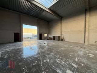 Op een strategische locatie in Evergem bevindt zich dit gloednieuwe bedrijfsgebouw met een totale oppervlakte van 1.636 m². De volledige...