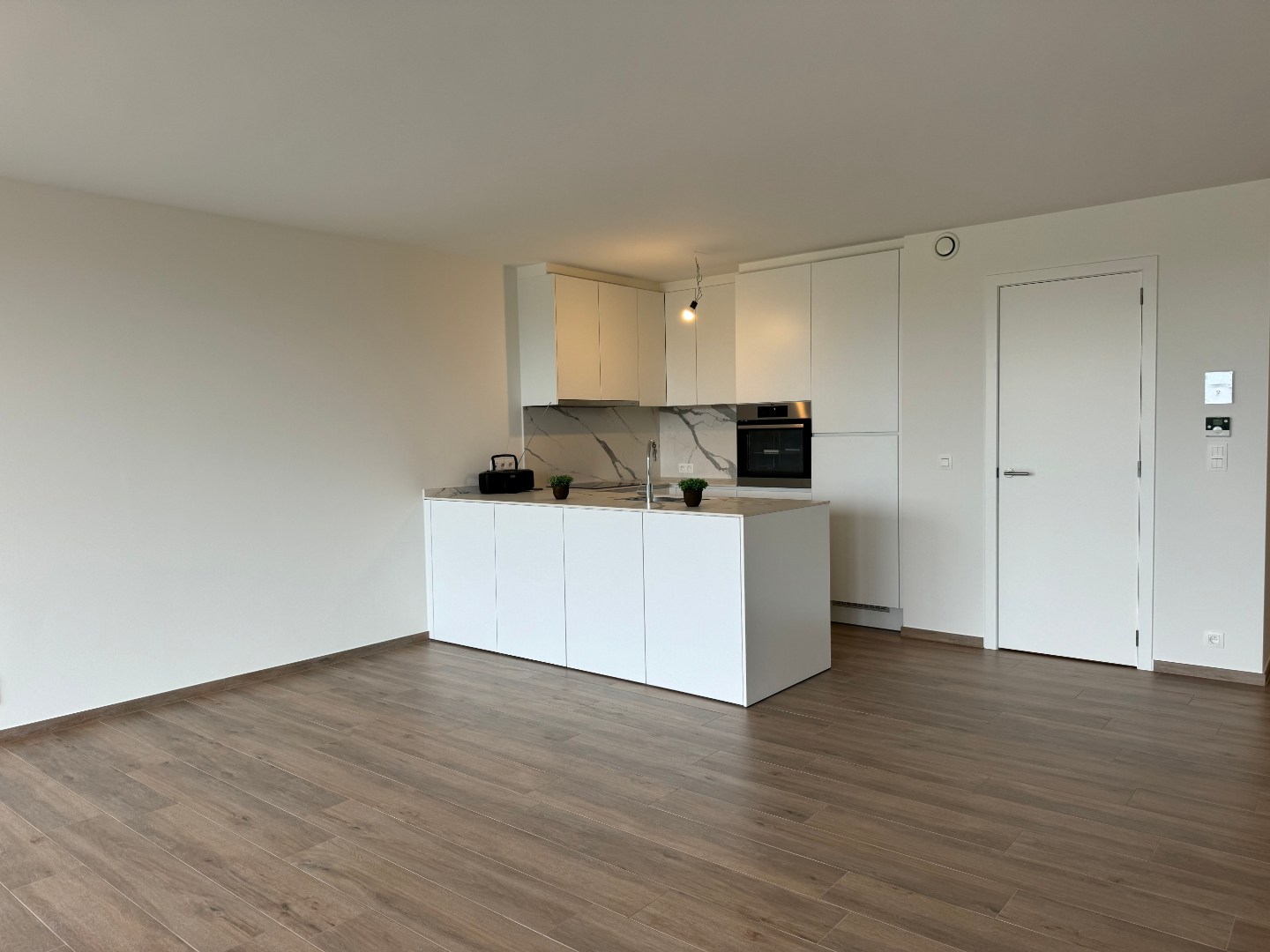 Stijlvol en energiezuinig nieuwbouwappartement met 2 slaapkamers te huur aan de rand van Veurne - foto 1