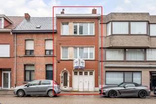 <strong>TE KOOP – Ruime bel-etagewoning met tal van mogelijkheden op gunstige locatie te Herentals (Lierseweg 10).</strong><br /><br />Bent u op zoek naar een ruime woning met potentieel op een vlot bereikbare locatie?<br />Deze bel-etagewoning gelegen aan de Lierseweg 10 te Herentals biedt tal van mogelijkheden voor wie ruimte en een centrale ligging weet te appreciëren.<br /><br />De woning is als volgt ingedeeld:<br /><strong>Gelijkvloers</strong>:<br />Inkomhal met toegang tot de garage en een praktische berging.<br /><strong>Eerste verdieping</strong>:<br />Leefruimte, keuken, berging, badkamer en slaapkamer.<br /><strong>Tweede verdieping</strong>:<br />Opnieuw een leefruimte, keuken, berging, badkamer en slaapkamer.<br /><strong>Derde verdieping</strong>:<br />Extra slaapkamer en zolderruimte.<br /><br />Daarnaast beschikt de woning over een kelder, ideaal voor bijkomende opslag.<br /><br />Achteraan bevindt zich een koer, waar u kan genieten van een private buitenruimte.<br /><br />Dankzij de indeling biedt deze woning interessante mogelijkheden, onder meer voor grote gezinnen, kangoeroewonen of combinatie wonen/werken.<br /><br />EPC: 524 kWh/m² (Label F) – Renovatieplicht van toepassing.<br />Dit biedt kopers de kans om de woning volledig naar eigen smaak en hedendaagse normen te renoveren.<br /><br />Gelegen op een gunstige locatie met vlotte verbinding naar het centrum van Herentals, winkels, scholen en invalswegen.<br /><br /><strong>Ontdek dit pand nu al via de interactieve grondplannen met foto's.</strong><br />Ga hiervoor naar www.wijns.be en klik op de detailpagina van dit pand. <br /><br />📞 Interesse in een bezoek of meer info?<br />Contacteer ons vandaag nog en ontdek de mogelijkheden van deze woning.<br /><strong>Bel 0473/33 33 33 of mail philip@wijns.be.</strong><br /><br /> 