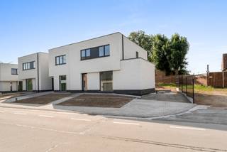 <p><strong>Ben je op zoek naar een energiezuinige nieuwbouwwoning met drie slaapkamers en een zonnige, zuidgerichte tuin, die je verder naar eigen smaak kunt afwerken? Zo gevonden!</strong></p>
<p>Deze stijlvolle BEN-woning combineert hedendaagse architectuur met een hoogwaardige afwerking en uitstekende energieprestaties. Dankzij de lucht-waterwarmtepomp, vloerverwarming, ventilatiesysteem D met warmteterugwinning, zonnepanelen en een performante isolatie behaalt de woning een E-peil van slechts E20. Zo geniet je niet alleen van optimaal wooncomfort, maar ook van een bijzonder lage energiefactuur.</p>
<p>De woning is gelegen op een perceel van 221 m² en beschikt over een bewoonbare oppervlakte van 155,9 m². Buiten geniet je van een zuidgerichte tuin van ca. 60 m² en een terras van 15 m², waar je de hele dag van de zon kunt genieten. Daarnaast is er de mogelijkheid om een carport te plaatsen (vergund, maar momenteel niet voorzien), zodat je ook over een overdekte parkeerplaats kunt beschikken.</p>
<p>Op het gelijkvloers vind je een inkomhal met gastentoilet, een lichtrijke woonkamer, een gezellige eetkamer en een ruime open keuken. Verder is er een praktische berging met aansluitingen voor wasmachine en droogkast. Vanuit de leefruimte heb je rechtstreeks toegang tot het terras en de tuin.</p>
<p>Op de verdieping bevinden zich drie volwaardige slaapkamers van 14 m², 12 m² en 12 m², en een badkamer van 10 m².</p>
<p>Een extra troef is dat de keuken en badkamer nog niet geplaatst zijn, waardoor je als koper deze volledig naar eigen smaak en stijl kunt kiezen en afwerken (inbegrepen in de prijs). Ook voor verschillende andere afwerkingsmaterialen is nog keuze mogelijk binnen de voorziene budgetten.</p>