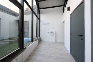 Ontdek deze prachtige loft in het centrum van Ardooie, waar ruimte, licht en comfort perfect samenkomen.<br />Deze unieke woonst combineert modern wooncomfort met een open en luchtige indeling — ideaal voor wie houdt van eigentijds wonen met karakter.<br /><br />Indeling:<br />Open leefruimte met veel natuurlijke lichtinval en aansluitend een moderne, volledig uitgeruste keuken.<br />Twee slaapkamers, elk met een eigen badkamer voor optimaal comfort.<br />In totaal drie toiletten.<br />Berging/wasruimte.<br />Dankzij het open karakter en de stijlvolle afwerking is dit een plek waar je meteen thuis voelt.<br />De loft is gelegen in het hart van Ardooie, vlakbij winkels, horeca, scholen en openbaar vervoer — alles binnen handbereik.<br /><br />Troeven:<br />Lichtrijke woonruimte<br />Twee badkamers en drie toiletten<br />Energiezuinige afwerking<br />Centrale ligging<br />Zeer goede EPC-score van maar liefst 71kWh/m2 (UC: 000286157)<br />Een bruikbare vloeroppervlakte volgens het EPC van 140m2!<br /><br />Prijs 390.000,00 euro exclusief aankoopkosten.<br /><br />Een unieke kans voor wie op zoek is naar een moderne, instapklare loft met een luxueus gevoel!<br />📍 Locatie: Centrum Ardooie<br />🏠 Type: Loft met 2 slaapkamers, 2 badkamers<br />📞 Contacteer ons vandaag nog voor meer informatie of een bezoek!