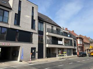 BEN appartement met aangenaam terras, 2 slks, autostaanplaats en direct instapklaar.<br /><br />Dit appartement is werkelijk nieuw, het ruikt zelfs nog nieuw. Recent is deze volledig opgeschilderd en volledig afgewerkt. Van gordijnen tot velux-verduistering, hoogwaardige schilderwerken,…<br /><br />Inkom met vestiaire hoek, apart toilet en ruime technische berging. De leefruimte en open keuken is gesitueerd rond het terras. Dit zorgt voor een lichtrijk geheel.<br />Verder zijn er 2 slaapkamers en badkamer op de gang. Deze heeft een hoge afwerkingsgraad!<br /><br />Troef is alvast de private zolder. Deze is via een schuifladder toegankelijk en is bijzonder ruim.<br /><br />PLUSPUNTEN:<br />+ 2 fietsplaatsen inclusief<br />+ parkeerplaats<br />+ Bijna Energie Neutraal