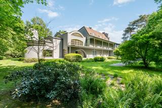 Villa sous architecture moderne avec piscine intérieure dans le quartier de villas le plus recherché de Schilde. À proximité immédiate des écoles...