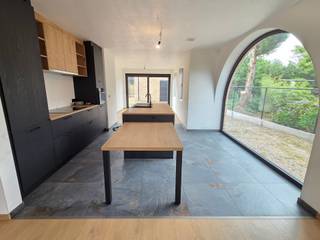 <p><span>De woning combineert een zeer praktische indeling met alle voordelen van een energiezuinige woning met EPC score A.</span></p><p><span>Deze landelijke halfopen bebouwing is uitgerust met een warmtepomp, vloerverwarming, 12 zonnepanelen 4860Wpiek, een volledig ingerichte keuken, dubbele moderne badkamer en maar liefst 4 ruime slaapkamers. Vele ruimtes zijn reeds voorzien van ingemaakte kasten. Tussen de verdiepen is een stenen trap voorzien. <br /><br />We betreden de woning via de inkomhal met gastentoilet en vestiaire voorzien van vaste kastenwand. De zonnige leefruimte biedt plaats voor een gezellige zithoek en eetruimte. De open keuken is mooi geïntegreerd en voorzien van alle toestellen en comfort. In de woonkamer werd tevens een bureauhoek of leuke kinderspeelruimte voorzien waardoor er aan ruimte geen gebrek is.  Vanuit de leefruimte heeft u toegang tot de zuidgeoriënteerde tuin, waar u in alle rust en privacy kunt genieten van een heerlijke avond. Op het gelijkvloers vindt u tevens een praktische voorraadberging, wasplaats en douchekamer uitgerust met douche, lavabomeubel en 2</span><span><sup>de</sup></span><span> toilet.</span></p><p><span>Op de eerste verdieping geeft de nachthal met ingebouwde kastenwand toegang tot drie ruime slaapkamers. Twee van de 3 slaapkamers zijn voorzien van ingemaakte kasten. Het verdiep biedt een 2</span><span><sup>de</sup></span><span> badkamer met ligbad, dubbel lavabomeubel en 3</span><span><sup>de</sup></span><span> toilet.</span></p><p><span>Via een vaste trap krijgt u toegang tot het 2</span><span><sup>de</sup></span><span> verdiep dat volledig werd afgewerkt tot 4</span><span><sup>de</sup></span><span> master bedroom en technische berging ruimte.</span></p><p><span> </span></p><p><span>Deze hoogwaardig afgewerkte woning met 4 ruime slaapkamers is instapklaar. De tuin werd reeds omheind en een gemetseld garage bijgebouw van 35m² met automatische poort zorgt voor extra berging van wagen, fietsen en tuinbenodigdheden.</span></p><p><span> </span></p><p><span>Kom snel deze parel ontdekken. Maak uw afspraak bij Dupont Vastgoed op 015 15 15 15.</span></p><p><span> </span></p><p><span>Adviesprijs: 549.000 euro + 21% BTW.</span></p><p><span> </span></p>