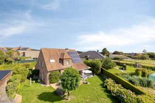 <h3>Charmante villa met 4 slaapkamers, dubbele garage en zuidgerichte tuin nabij Leuven<br /><br /></h3>
<p>Deze aangename<span> </span><strong>open bebouwing (villa)</strong><span> </span>uit 1978 is gelegen op een mooi perceel van ca.<span> </span><strong>7a 43ca</strong><span> </span>in een rustige en residentiële verkaveling, op een boogscheut van Leuven en het centrum van Bertem. De woning biedt ca.<span> </span><strong>240 m² bewoonbare oppervlakte</strong><span> </span>en combineert ruimte, comfort en een groene, charmante omgeving.<br /><br /></p>
<p>Via de inkomhal komt u in de ruime en gezellige<span> </span><strong>L-vormige leefruimte</strong>, waar de houtkachel voor extra sfeer en warmte zorgt. Aansluitend bevindt zich de<span> </span><strong>nieuwe keuken (2025)</strong>, praktisch ingericht en klaar om volop van te genieten. Verder beschikt de woning over een handige<span> </span><strong>berging/wasplaats</strong><span> </span>en een ruime garage met plaats voor<span> </span><strong>twee wagens</strong>.<br /><br /></p>
<p>Op de verdieping bevinden zich<span> </span><strong>vier slaapkamers</strong>, elk voorzien van een onderhoudsvriendelijke laminaatvloer. De<span> </span><strong>recente badkamer (2023) </strong>met inloopdouche biedt modern comfort.<br />Extra bergruimte is er in de<span> </span><strong>grote, geïsoleerde stockagezolder</strong><span> </span>en in de kelder.<br /><br /></p>
<p>Een absolute troef is de<span> </span><strong>zuidgerichte tuin</strong>: een heerlijke, groene plek waar rust en ontspanning centraal staan. Het aangelegde terras nodigt uit tot gezellige momenten buiten, terwijl de<span> </span><strong>petanquebaan</strong><span> </span>zorgt voor een extra recreatieve toets.<br /><br /></p>
<p>De woning is bovendien uitgerust met<span> </span><strong>centrale verwarming op gas</strong>, PVC-buitenschrijnwerk met vliegenramen,<span> </span><strong>12 zonnepanelen (2018)</strong>, een<span> </span><strong>regenwaterput van 5.000 liter</strong><span> </span>en een alarmsysteem.<br /><br /></p>
<p>De ligging is bijzonder gunstig: rustig en residentieel, maar tegelijk vlot bereikbaar. Leuven en Bertem-centrum bevinden zich vlakbij en ook de aansluitingen met de<span> </span><strong>E40 en E314</strong><span> </span>zijn snel bereikbaar. Scholen, Bertembos,<span> <strong>I</strong></span><strong>mec</strong><span> </span>en de<span> </span><strong>KU Leuven</strong><span> </span>bevinden zich eveneens in de nabije omgeving.<br /><br /></p>
<p><strong>Een ruime en karaktervolle gezinswoning met vier slaapkamers, dubbele garage, zuidgerichte tuin en uitstekende bereikbaarheid — ideaal voor wie rustig wil wonen met alle voorzieningen en de stad binnen handbereik.</strong></p>