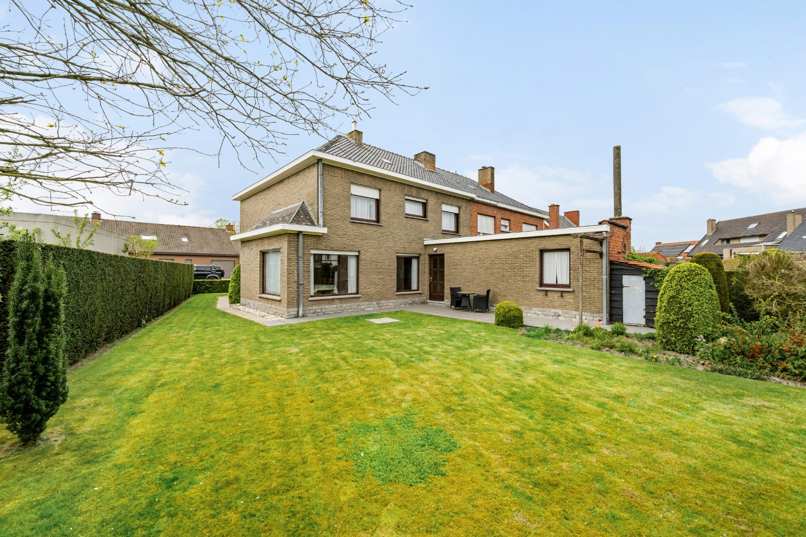 Ruime halfopen woning met 4 slaapkamers, zonnige tuin en garage met oprit in Dadizele - foto 4