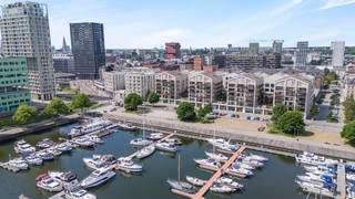 Dit exclusieve duplexappartement, gelegen in Residentie Binnenvaert in de gegeerde Cadixwijk, biedt een ongeëvenaarde combinatie van stijl, comfort...