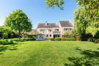 WILRIJK: Instapklare luxevilla op 1.754m² met 6 slaapkamers, 3 badkamers, bureau en dubbele garage. EPC-label B. In een mooie, en vooral serene...
