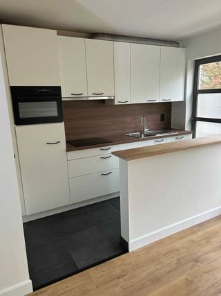 <p>Volledig gerenoveerd, 2 slpk appartement gelegen in het hartje van Wommelgem met garagebox.</p><p>Ligging:</p><p>Het appartement is gelegen dichtbij de dorpskern, in een doodlopende straat, dichtbij de winkels, het openbaar vervoer en de autostrade. Het appartement heeft een Mobiscore van 8/10.</p><p>Indeling:</p><p>U betreedt het appartement via de inkomhal met toegang tot het gastentoilet en de leefruimte met zeer veel lichtinval door de grote raampartijen.</p><p>Bij de leefruimte heeft u geen inkijk van andere appartementen en heeft u zicht op het groene. De leefruimte is 25m² groot en geniet van een volledig nieuwe geïnstalleerde keuken voorzien van ijskast, oven, inductievuur en vaatwasser.</p><p>Verder beschikt het appartement over twee slaapkamers, een van 13m² en een van 7m². Eén van de slaapkamers geeft u toegang tot het terras. De beide slaapkamers kijken uit op de achterzijde van het appartementsgebouw, waar de garageboxen zich bevinden. Hierbij is er ook geen inkijk van andere appartementen.</p><p>Bijkomend beschikt het appartement over een ruime badkamer, met een moderne inrichting. De badkamer beschikt over een dubbele lavabo en een bad/douche combinatie. Vervolgens kan u in de badkamer een aparte ruimte terug vinden voor wasmachine en droogkast.</p><p>Achter het gebouw ligt een garagebox verplicht bij te huren.</p><p>Huurprijs: € 990/ maand</p><p>Gemeenschappelijke kosten: € 30 / maand</p><p>Huurwaarborg: 3 maanden huur</p><p>Beschikbaarheid vanaf 1 januari 2027</p>