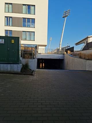Inrijden via poort in Leopold Van Tyghemlaan.Enkel te huur op jaarbasis.Maandelijkse huurprijs: 110 EUR.Onmiddellijk vrij...