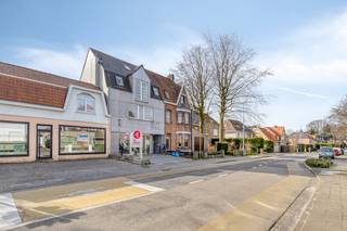 Langs de Bossuytlaan in Assebroek vinden we deze interessante opbrengsteigendom te koop - een ideale combinatie van wonen en investeren...
