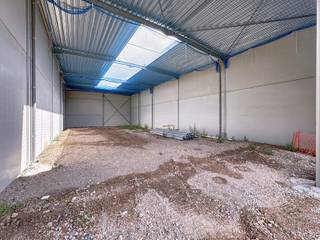 <u><strong>ALGEMEEN:</strong></u><br />Het betreft hier een opbouw van een nieuw bedrijfsverzamelgebouw, bestaande uit 18 KMO-units en 2 kantoren. <br />Rondom het gebouw is een private weg aangelegd met 58 parkeerplaatsen.<br /><br /><u><strong>Benaderende AFMETINGEN:</strong></u><br />Breedte: 11m x lengte: 28m of 307 m²<br /><br /><u><strong>AFWERKING:</strong></u><br />- <strong>Stalen constructie:</strong> gezandstraald, behandeld met lasprimer en voorzien van all meta coating<br />- <strong>Geïsoleerde (10cm PIR) gladde betonpanelen</strong> - EPB-conform<br />- <strong>Scheidingswanden in gladde betonpanelen</strong>, dienst doende als brandmuur (EI60)<br />- <strong>Gepolierde en gewapende betonvloer</strong> (15cm) met XPS vloerisolatie (volgens EPB-normering)<br />- <strong>Geïsoleerd (100mm PIR) plat dak</strong> bestaande uit geprofileerde staalplaten (Steeldeck met roofing)<br />met <strong>centrale lichtstraat</strong> (dubbelwandige polycarbonaat platen (2x 10mm vierwandig), voorzien van rook- en warmteafvoersysteem)<br />- 1 geïsoleerde, <strong>automatische sectionaalpoort</strong> (h: 4,20m; b: 4,50m) met afstandsbediening (één zender)<br />- Per unit is <strong>een raampartij </strong>voorzien en glazen inkomdeur. IDEAAL om nog een kantoorruimte te voorzien.<br />- Extra belasting voor zonnepanelen is voorzien: 15kg/m²<br /><br /><strong>Conform bijlage 6, Brandklasse C!</strong><br />Automatische branddetectie met RWA-luiken<br /><br /><u><strong>NUTSVOORZIENINGEN:</strong></u><br />De individuele aansluitingen per unit op water, elektriciteit (40A, 3 x 400V), internet/telefoonkabel van het tellerlokaal tot in de unit. Het tellerlokaal bevindt zich in unit 1, die voorzien is van 2 afzonderlijke buitendeuren. Er is een gescheiden rioleringsstelsel voorzien voor afvoer van regen- en afvalwater. Per unit is een afvoer voorzien voor sanitaire module.<br />Per 2 units is regenwaterput van 10.000 liter voorzien, met aanzuigleiding per unit (zonder pomp).<br /><br /><u><strong>OMGEVINGSWERKEN en TOEGANGSWEGEN</strong></u>:<br />Rond de gebouwen zal de buitenaanleg en de groenvoorziening uitgevoerd worden conform het lastenboek en plannen.<br /><br /><u><strong>LIGGING:</strong></u><br />- Centrale ligging in West-Vlaanderen<br />- Op slechts enkele kilometers van de autosnelweg E403 (Brugge-Kortrijk), afrit 'Ruddervoorde-Zedelgem'<br />- Op 500m van N32 - verbindingsbaan Brugge-Torhout<br /><br /><u>* Bijzonderheden:</u><br />- Vermelde prijzen zijn exclusief 21% btw, aansluitingskosten van de nutsvoorzieningen, meterkast, deelname basisakte, opmeting, PID en brandcentrale.<br />- Interessant voor btw-plichtige (21% btw is <strong>volledig recupereerbaar, geen registratie</strong>!)<br />- Voorziene oplevering: <strong>Q4 2025</strong><br />- Onze referentie op <strong>www.centro-bedrijfsvastgoed.be</strong>: <strong>Q0762-7</strong> of contacteer ons op <strong>050 70 01 02</strong>.