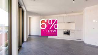 <span><span><strong>Geniet van 6% btw, ook interessant voor investeerders! Informeer naar de voorwaarden.<br /></strong><br />De Bonnefant, Wonen in het midden van de stad en toch omgeven door groen. Een iconisch gebouw op een centrale en culturele locatie waar er ruimte is voor luxe, een onvergetelijke woonervaring of zorgeloos wonen in een assistentiewoning. <br /><br />Tussen de gebouwen van De Bonnefant is een <strong>groene doorsteek</strong> gecreëerd die de Demerstraat rechtstreeks verbindt met het begijnhof. Gezellig vertoeven in één van de twee gemeenschappelijke binnentuinen of liever een barbecue met de buren? Bovendien hebben de terrassen geïntegreerde plantenbakken die zijn uitgerust met een automatisch beregeningssysteem. Een extra groene beleving is verzekerd.<br /><br />Het bestaande RTT-gebouw is volledig gerenoveerd met het behoud van de Hasseltse authenticiteit en verder uitgebreid met energiezuinige nieuwbouw. Parkeren in het centrum is geen evidentie maar toekomstige bewoners van De Bonnefant kunnen parkeren in de ruime ondergrondse parkeerplaats. Je kan ook je fiets kwijt in de fietsenstalling.<br /><br /></span></span>
<p><strong>APPARTEMENT A4 AS 03</strong> - verdiep 4</p>
<span><span>- bewoonbare oppervlakte: 59,68 m²<br />- oppervlakte terras: 17,59 m²<br />- leefruimte met open keuken<br />- terras met zicht op de gezellige verkeersvrije Bonnefantensteeg<br />- slaapkamer met ensuite-badkamer<br />- berging<br />- ideale investeringsopbrengst<br /></span></span>
<p>GENIET VAN <strong>6% btw</strong> (onder voorwaarden). Vermelde prijs is exclusief ondergrondse parkeerplaats en exclusief registratie, btw en notariskosten. Alle appartementen werden intussen volledig afgewerkt en zijn <strong>onmiddellijk bewoonbaar.</strong></p>
<span>Wij ontzorgen je ook voor <strong>de verkoop</strong> van je <strong>huidige woning</strong>! Voor meer uitleg helpen we je graag verder.</span>