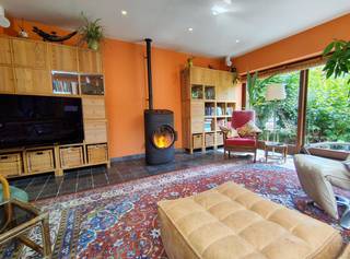 Op zoek naar een woning waar ruimte een troef is? Deze karaktervolle stadswoning van maar liefst 302 m² ligt in het hart van Ieper én op 2 minuten van de vestingen. Met 5 grote slaapkamers, een zonnige zuidgerichte tuin én twee afzonderlijke toegangen en trappenhallen, biedt deze woning bijzonder veel mogelijkheden.
De woning is ideaal voor een gezin dat graag over veel leef-en slaapruimte beschikt, maar ook voor wie thuis wil werken, een hobbyruimte nodig heeft, gasten wil ontvangen, een kangoeroewoning wil ontwerpen...
Op het gelijkvloers bevinden zich een inkomhal, een ruime en lichtrijke leefruimte, keuken, bureau, berging en fietsenberging. Vanuit de leefruimte kom je in de ommuurde, zuidgerichte tuin.
Op de eerste verdieping zijn er drie slaapkamers en een badkamer. De tweede verdieping telt nog twee slaapkamers en twee zolderruimtes, die extra mogelijkheden bieden.
Bij de verbouwing bleven verschillende authentieke elementen behouden, zoals oude deuren, charmante tegels en de mooie houten trappen. De woning beschikt over 38 m² zuidgerichte zonnepanelen (6.000 Wp) en een thuisbatterij, en groenestroomcertificaten.
Vooraan is er momenteel een ruime garage-/bergruimte voor fietsen, materiaal en opslag. Onder de woning bevinden zich twee kelderruimtes van samen ongeveer 44 m², voornamelijk geschikt voor opslag.
De woning is perfect bewoonbaar, en biedt tegelijk de mogelijkheid om bepaalde onderdelen naar eigen smaak af te werken: zo vertoont de vloer in de woonruimte gebruikssporen en kan de tweede trappenhal naar eigen wens worden afgewerkt.
Na 25 jaar met veel plezier in deze woning te hebben gewoond, verkopen we ze rechtstreeks als eigenaars. We tonen de woning zoals ze werkelijk is: de foto's zijn niet bewerkt met AI of verbloemende filters. Tijdens een bezoek vertellen we graag eerlijk over zowel de sterke punten als de minder praktische kanten van de woning.
Interesse? Neem gerust contact op via lombaardstraat41@tuta.com of 0496/971482 (Barbara Decramer).