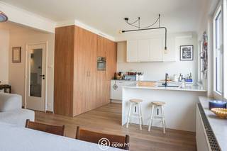 *Bezoekmoment op woensdag 16/09/2026 van 19 uur tot 20 uur*<br /><br />Dit lichtrijke appartement bevindt zich in de Pastoor van Dijckstraat 11, op wandelafstand van zowel het centrum als het station van Hasselt. Het appartement maakt deel uit van een kleinschalig appartementsgebouw met acht appartementen en beschikt over een mooi, vrij uitzicht zonder inkijk.<br /><br />Het appartement werd volledig gerenoveerd in 2021. Via de inkomhal met vestiaire kom je binnen in het appartement. De aangename leefruimte geniet van veel natuurlijke lichtinval en is voorzien van een ingebouwde zitbank en tv-meubel. Aansluitend vind je de volledig uitgeruste moderne keuken met eiland en composiet werkblad voorzien van koelkast, combi-oven, vaatwasser, kookplaat en dampkap. Er is ook een ingebouwde kast voorzien met aansluitingen voor een wasmachine en droogkast.<br />Het appartement heeft twee slaapkamers, beide voorzien van en een gordijnenwand waarachter je extra kastruimte kan voorzien. Vanuit de tweede slaapkamer heb je toegang tot het balkon. Er zijn rolluiken aan beide slaapkamers.<br />De badkamer beschikt over een lavabomeubel met spiegelkast en een bad/douche met douchewand.<br />Er is een apart toilet in de inkomhal.<br /><br />Het gebouw beschikt over een lift en in de kelder is er een gemeenschappelijke fietsenstalling die zowel via de hal als via de garagepoort bereikbaar is.<br />Ruime parkeergelegenheid op straat via gratis bewonersparkeren.<br /><br /><strong>Troeven:</strong>
<ul>
<li>Lage maandelijkse kosten van € 65/maand</li>
<li>Volledig uitgeruste keuken</li>
<li>Twee volwaardige slaapkamers</li>
<li>EPC B</li>
<li>Lift in het gebouw</li>
</ul>
Beschikbaarheid te bespreken. Ten vroegste 1/11/2026.<br /><br />Interesse? Laat je gegevens achter via de knop ‘Ik ben kandidaat’ op onze website.<br />Bevestig je aanwezigheid via carine@optie-m.be