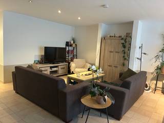 <p><strong>Te huur: gezellig gelijkvloerse woning/appartement met één slaapkamer in het hartje van Waregem.</strong></p>
<p> </p>
<p>Het appartement is gelegen in het centrum van Waregem, dichtbij winkels, horeca en openbaar vervoer. Het is een ruim gelijkvloers appartement met een bewoonbaar oppervlakte van 100m². Er zijn <u><strong>geen</strong></u> syndickosten.<br /><br /><br /><u><strong>Indeling:</strong></u></p>
<ul><li>Aparte inkomhal met eigen voordeur</li><li>Ruime woonkamer en eetplaats</li><li>Praktisch ingerichte keuken met directe toegang tot het terras</li><li>Badkamer met lavabo, douche en toilet - aansluitingen voor wasmachine en droogkast</li><li>Aparte berging</li><li>Grote slaapkamer met ook toegang tot het terras</li></ul>
<p><br /><strong><u>Troeven:</u></strong></p>
<ul><li>In het centrum van Waregem</li><li>Geen syndickosten</li><li>Rustig gelegen</li></ul>
<p><strong>Is dit appartement iets voor jou? Neem dan snel contact op met ERA Bossuyt voor meer info of een bezoek - 056/61.10.10.</strong></p>