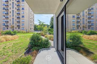 Op een rustige locatie, vlak bij de Avenue Paul Hymans, bevindt zich dit prachtige appartement in een recent gebouw op het gelijkvloers. Met een bewoonbare oppervlakte van 62 m² en een terras biedt deze woning een aangename woonomgeving waar comfort en kwaliteit centraal staan.<br /><br />Bij het binnenkomen komt u terecht in de inkomhal met gastentoilet en een praktische wasruimte. De volledig uitgeruste open keuken sluit naadloos aan op de ruime leefruimte, die dankzij de grote raampartijen geniet van een overvloed aan natuurlijk licht. Vanuit de woonkamer heeft u rechtstreeks toegang tot het terras.<br /><br />Het appartement beschikt over een slaapkamer (14 m²) en een badkamer met douche. Een private kelderberging vervolledigt het geheel. Daarnaast is er een gemeenschappelijke fietsenberging aanwezig en mogelijkheid tot het huren van een parkeerplaats.<br /><br />Deze woning onderscheidt zich door haar hoogwaardige afwerking en moderne uitrusting. Zo zijn onder meer dubbele beglazing, een versterkte veiligheidsdeur, een intercom, een ventilatiesysteem met dubbele luchtstroom, een waterontharder, ingebouwde kasten, gordijnen en verlichtingsarmaturen aanwezig.<br /><br />Dankzij de uitstekende ligging, de kwaliteitsvolle afwerking en de aantrekkelijke buitenruimte is dit een appartement dat onmiddellijk weet te bekoren.<br /><br />Gemeenschappelijke kosten: € 115/maand<br />Voorschot water en verwarming: € 150/maand