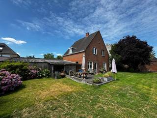 Te renoveren woning met garage nabij het centrum van Izegem<br /><br />De woning heeft een bewoonbare oppervlakte van 176 m² en is gelegen op een perceel van 296 m². Het is rustig gelegen en nabij het centrum met uitstekende bereikbaarheid naar talrijke voorzieningen.<br /><br />Je komt binnen via de inkomhal met een trap naar de eerste verdieping. Op het gelijkvloers vind je de keuken, leefruimte en eetkamer. Vanuit de keuken is er toegang tot de gezellige tuin. <br /><br />Op de eerste verdieping bevinden zich drie slaapkamers en een badkamer. Via de zoldertrap heb je toegang tot de zolderruimte. Garage aanwezig<br /><br />Troeven:<br />- Rustige ligging<br />- Goede bereikbaarheid, nabij talrijke voorzieningen<br />- 3 slaapkamers<br />- aparte garage<br /><br />Interesse? Contacteer ons voor verdere info en een afspraak.<br />