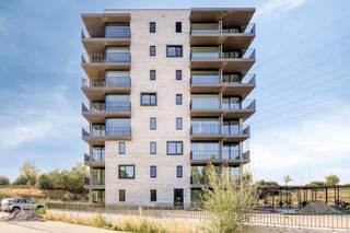 <strong>Beschikbaar vanaf 01/05/2026.<br />Energiezuinig nieuwbouwappartement</strong> <strong>met ondergrondse autostaanplaats </strong>en terras in Lier. Het gebouw beschikt over een lift en er is een gemeenschappelijke fietsenstalling aanwezig. Het appartement bevindt zich op wandelafstand van het station en centrum Lier.<br /><br /><strong>Indeling: </strong><br />Via de inkomhal bereiken we de ruime woonkamer met open keuken en directe toegang tot het overdekte terras. De volledig ingerichte keuken is uitgerust met kwalitatieve toestellen waaronder een vaatwasser, koelkast, oven en keukenblad. Verder is er een afgesloten berging met aansluiting voor een wasmachine en droogkast.<br /><br />Er zijn twee slaapkamers aanwezig. De badkamer is voorzien van een ligbad, een enkel lavabomeubel en een handdoekdroger. Daarnaast is er een apart toilet voorzien met lavabo.<br /><br /><strong>Bijzonderheden:</strong><br />Inclusief <strong>privatieve autostaanplaats</strong>;<br />Gemeenschappelijke kosten: 100,00- euro;<br />Lift aanwezig;<br />Gemeenschappelijke fietsenstalling;<br /><strong>Beschikbaar vanaf 01/05/2026.</strong><br /><br /><strong>Ligging:</strong><br />Dit appartement biedt een <b>uitstekende woonkwaliteit</b> op een strategische en goed bereikbare locatie, met <b>alle voorzieningen binnen handbereik</b>.