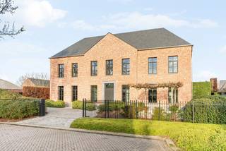 Ce manoir exceptionnellement économe en énergie (indice E 20) est situé dans une impasse à distance de marche du centre animé de Hoogstraten. La...