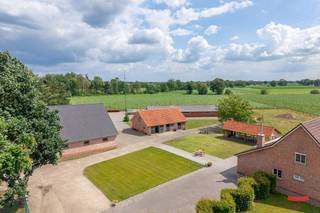 Less is more. Nee, bedankt. MORE IS MORE, of wat had u gedacht? Dit pareltje op een perceel van 1ha omvat niet alleen een prachtige gezinswoning met 4 slpk, maar ook 2 grote bijgebouwen/schuren, 5 paardenboxen en een ruim overdekt terras met zicht op de omliggende velden. <br /><br />De woning heeft net 30 kaarsjes uitgeblazen, en de bijgebouwen werd zo’n 15 jaar geleden volledig gestript en gerenoveerd met duurzame, energiezuinige materialen. Enkel de schuur (385 m²) achteraan op het terrein werd nog niet aangepakt, dus deze kan je nog helemaal naar je eigen hand zetten. <br /><br />De bestemming van de woning werd recent nog aangepast van landbouw naar zonevreemd, dus een landbouwactiviteit is geen must.<br /><br />Graag trouwens nog een beetje more? De achterliggende weilanden (2ha) zijn optioneel te koop. Liever eerst nog wat sparen, en dus voorlopig eerder voorstander van huren? Ook dat is bespreekbaar!<br /><br />Omdat een gedetailleerde beschrijving van zo’n pareltje redelijk overbodig is – what you see is what you get – pakken we vooral graag uit met wat belangrijke highlights:<br /><br />Woning:<br />-gebouwd in 1994, totaalrenovatie in 2009<br />-4 slpk, waarvan 1 gelijkvloers<br />-2 badkamers<br />-Riante keuken met alle snufjes<br />-Héérlijke, zuidgerichte veranda/eetkamer<br /><br />Vernieuwde schuur:<br />-Totaalrenovatie in 2009<br />-Oppervlakte van 375m²<br />-Toegankelijk via grote schuifdeur<br />-Krachtstroom aanwezig<br /><br />Oude schuur:<br />-Oppervlakte van 385m²<br />-Eventueel ook bereikbaar via een eigen toegangsweg naast de woning<br />-Krachtstroom aanwezig<br />-Renovatieproject<br /><br />Paardenboxen:<br />-Totaalrenovatie in 2009<br />-Oppervlakte van 100m²<br />-5 ruime boxen + wasruimte<br />-Diverse mogelijkheden dankzij nieuwe draagstructuur <br /><br />Overdekt terras:<br />-Oppervlakte van 40m²<br />-Volledig af te sluiten<br />-Gezellige haard<br />-Kilometers groen zicht