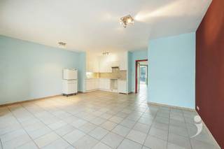 <p><span>In de Hendrik Consciencestraat, gelegen in het Nieuw Kwartier bevindt zich dit aangename appartement met twee slaapkamers, gelegen op de tweede verdieping van een kleinschalige residentie. Dankzij de centrale ligging bevinden winkels, horeca, openbaar vervoer en verschillende andere voorzieningen zich op wandelafstand. Bovendien beschikt het appartement over een ondergrondse autostaanplaats, wat in het centrum van Leuven een bijzonder praktische troef is.</span></p><p><span>Het appartement beschikt over een inkomhal met ingebouwde kasten die toegang geeft tot de verschillende leefruimtes. De ruime woonkamer biedt voldoende plaats voor een grote zithoek en een ruime eettafel en sluit mooi aan op de open keuken. Verder is er nog een afzonderlijk toilet en een badkamer met dubbele lavabo en ligbad.</span></p><p><span>Het appartement telt twee volwaardige slaapkamers. Eén van de slaapkamers beschikt bovendien over een terras, een aangename buitenruimte die een mooie aanvulling vormt op het appartement.</span></p><p><span>Bij het appartement horen eveneens een kelderberging en een ondergrondse autostaanplaats.</span></p><p><span>Troeven:</span></p><ul><li><span>Centrale ligging in het Nieuw Kwartier</span></li><li><span>Twee slaapkamers</span></li><li><span>Terras</span></li><li><span>Ondergrondse autostaanplaats</span></li><li><span>Kelderberging</span></li><li><span>Individuele verwarming op aardgas</span></li><li><span>EPC-label B</span></li></ul><p><span> </span></p><p><span>Interesse in dit energiezuinige appartement in centrum Leuven? </span><span>Contacteer ons via 016 15 31 15 of info@immolivit.be.</span><span> </span></p>