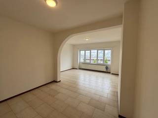 Appartement de deux chambres avec terrasse, situé en centre-ville. Très bien desservi par les transports en commun. À proximité de la gare ferroviaire et routière, avec d'excellentes liaisons vers Bruxelles, Anvers, l'aéroport de Zaventem, Louvain, etc.L'appartement est situé au 2e étage et comprend un hall d'entrée, deux chambres, un salon, une cuisine équipée, une salle de bains, des toilettes séparées et une terrasse.La cuisine est équipée d'un réfrigérateur avec congélateur, d'un double évier en inox avec égouttoir et d'une plaque de cuisson vitrocéramique avec hotte aspirante.Il y a également une cave spacieuse avec un branchement pour une machine à laver, ainsi qu'un deuxième petit débarras également équipé d'une prise électrique. Les charges sont facturées séparément. Disponible dès : immédiatement