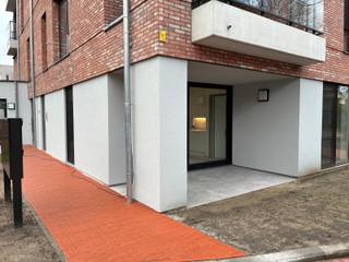Gezellig en rustig nieuwbouwappartement, centraal gelegen, gelijkvloers met terras. Veel licht. Berging en staanplaats inbegrepen. Vrij vanaf januari 2026<br />BEN-woning, EPC in aanvraag<br />Vloerverwarming centraal met tussenteller