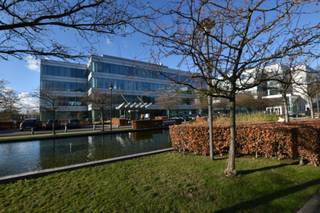 Moderne kantoren te huur in een mooi kantorenpark in Vilvoorde. Makkelijk bereikbaar met de wagen, op 2 minuten van de R0. Voldoende parking...