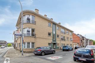 
Ben je op zoek naar een instapklaar appartement op de tweede verdieping, ideaal voor zowel eigen bewoning als investering? Dan is dit appartement zeker een bezoek waard. Het bevindt zich in een verzorgd gebouw en combineert comfort, functionaliteit en een aangename indeling.

Via de inkomhal, voorzien van een apart gastentoilet en praktische bergruimte, betreedt u de lichtrijke leefruimte. De ruime woonkamer sluit naadloos aan op de volledig geïnstalleerde open keuken, die uitgerust is met alle hedendaagse toestellen en voldoende werk- en opbergruimte biedt. Deze open indeling creëert een gezellige en moderne woonbeleving.

Het appartement beschikt over twee volwaardige slaapkamers, die tal van mogelijkheden bieden, zoals een master bedroom en een tweede kamer die kan dienen als kinderkamer, bureau of hobbyruimte.

De badkamer is comfortabel ingericht en voorzien van een douche in bad, wastafel en alle nodige voorzieningen om aan het dagelijks comfort te voldoen.

Een extra troef is het aangename terras, waar u in alle rust kan genieten van een moment buiten. 

Interessant voor investeerders:
Naast de aankoop van dit appartement is er ook de mogelijkheid om het volledige gebouw, bestaande uit 6 units en bijhorende kelderruimtes, aan te kopen. Dit biedt een uitstekende opportuniteit voor wie op zoek is naar een rendabele vastgoedinvestering met meerdere verhuurmogelijkheden.

Stedenbouwkundige info: Vg - Wg - Vkr - Gvv - Gmo

Meer info en documenten op www.malines-group.be