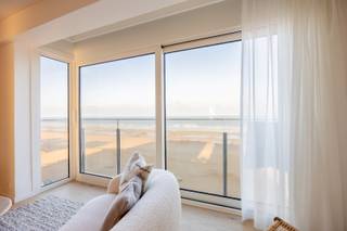 In de residentie Belle Vue vinden we op de 6de verdieping dit luxueus afgewerkt appartement terug. De afwerking via interieurarchitect zorgt voor een harmonie in materiaalkeuze, afwerkingsgraad en alle troeven van een appartement aan zee met frontaal zeezicht. Het appartement aan zee waar luxe en rust samenkomen. Er is mogelijkheid een afgesloten garagebox bij te kopen nabij de residentie. Mogelijkheid tot bijkopen van meubels naar wens.<br /><br />De indeling van het appartement op het 6de verdiep is als volgt:<br />inkom, badkamer, slaapkamer 1, slaapkamer 2 met terras, dressing, wc, leefruimte met open keuken<br /><br />Enkele troeven:<br />- Luxe afwerking<br />- Frontaal zeezicht<br />- Centrale ligging