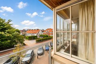 <strong>Knokke: Ruim en zonnig appartement met open zicht, 2 slaapkamers en 2 terrassen te koop op topligging in de Koningslaan te Knokke.</strong><br /><br />Bent u op zoek naar een ruim appartement op een gegeerde locatie. Dan is dit appartement gelegen in de Koningslaan een unieke opportuniteit voor wie op zoek is naar ruimte, licht en een uitstekende ligging in Knokke.<br /><br /><strong>Indeling:</strong><br />Inkomhal, gastentoilet, zeer ruime en lichtrijke leefruimte met toegang tot het zonnig terras vooraan, ingerichte keuken, aparte ruime berging, 2 slaapkamers met toegang tot het terras achteraan, badkamer met ligbad, wastafel en toilet, douchekamer.<br /><br /><strong>Troeven:</strong>
<ul><li>Ruim en lichtrijk appartement.</li><li>Twee terrassen: een gezellig zonnig terras vooraan en een ruim terras achteraan.</li><li>Open zicht over de villa's.</li><li>Op 5 min wandelen van het strand, Rubensplein, Casino Knokke.</li><li>Privatieve kelderberging.</li></ul>
Meer informatie? Contacteer Ayita via 0496 13 43 12 of via ayita@eraservimo.be